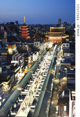 日本の東京都市景観  満開の桜と浅草寺（新元号「令和」の発表から一夜明けた２日・夜景） 49421521