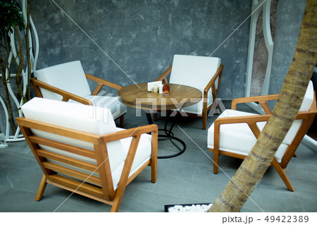 A cozy place to meet with a round table, white chairs 49422389