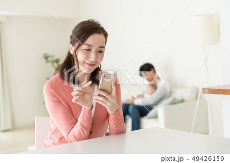 ママ、スマホ、家族、ファミリー、赤ちゃん 49426159