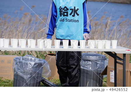 「給水所の男性スタッフ　（顔無し）」 49426552