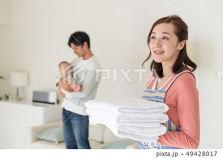 ママ、家事、家族、親子、ファミリー、赤ちゃん 49428017