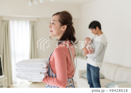 ママ、家事、家族、親子、ファミリー、赤ちゃん 49428018