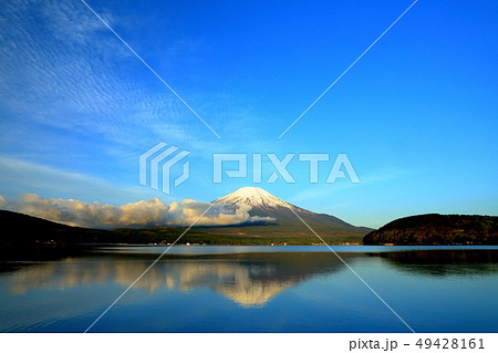 世界遺産 富士山 初夏 山中湖 逆さ富士の写真素材