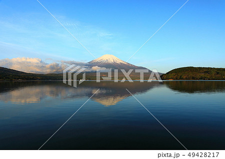 世界遺産　富士山　初夏　山中湖　逆さ富士 49428217