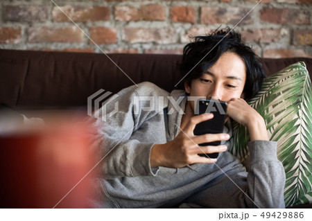 スマホを見る男性　ライフスタイル 49429886