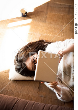 タブレットを見る女性 ライフスタイル タブレットを見る女性 ライフスタイル 49429986