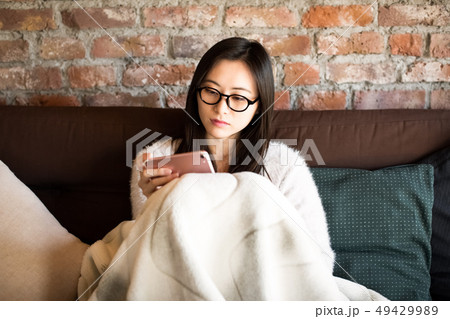 スマホを見る女性　ライフスタイル 49429989