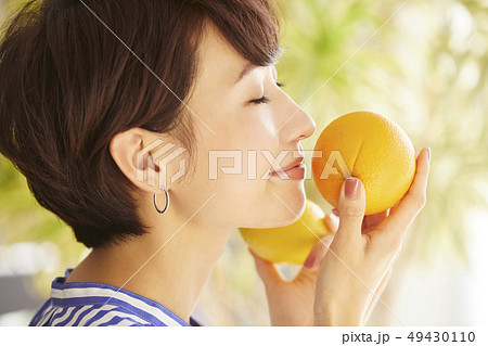 女性　ビューティー　香り 49430110