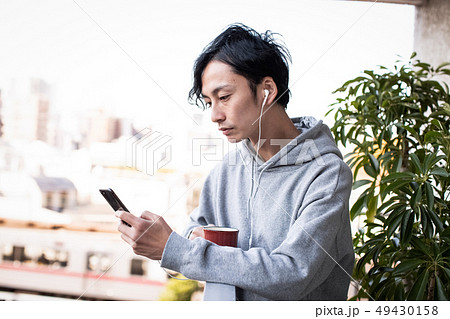 スマホで音楽を聞く男性　ライフスタイル 49430158