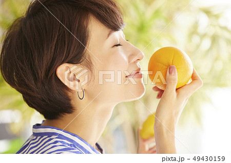 女性　ビューティー　香り 49430159