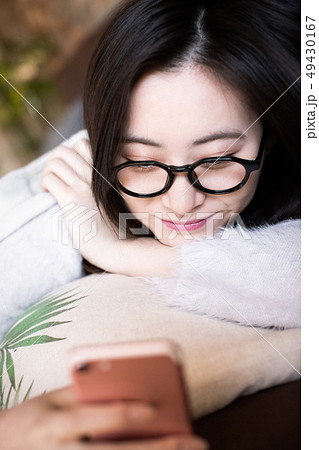 スマホを見る女性　ライフスタイル 49430167