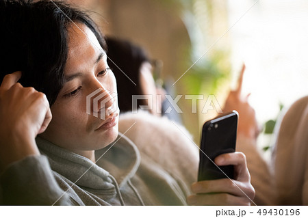 スマホを見るカップル　ライフスタイル 49430196