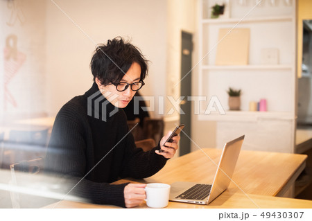 スマホを見る男性　ライフスタイル 49430307