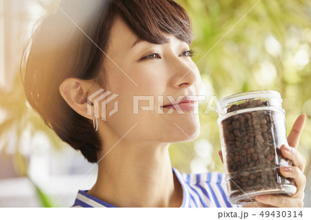 女性　コーヒー豆　香り　匂い 49430314