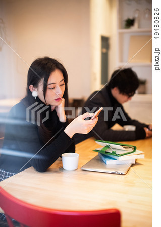 スマホを見る女性　ライフスタイル 49430326