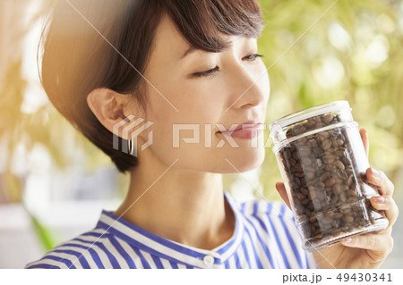 女性 コーヒー豆 香り 匂い 女性 コーヒー豆 香り 匂い 49430341