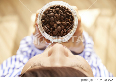 女性 コーヒー豆 香り 匂い 女性 コーヒー豆 香り 匂い 49430352