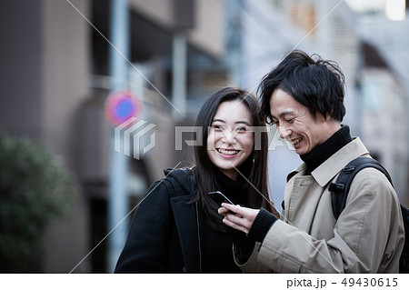 スマホを持って歩くカップル ライフスタイル スマホを持って歩くカップル ライフスタイル 49430615
