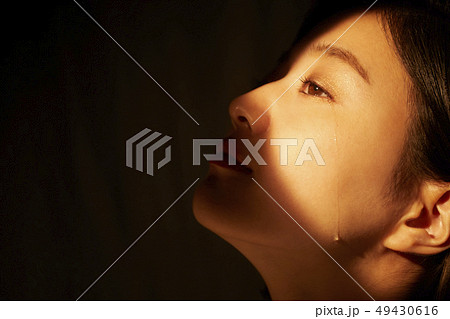 女性　表情　悲しみ 49430616