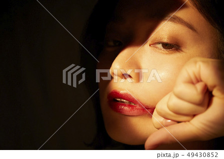 女性　表情　反抗 49430852