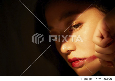 女性　表情　反抗 49430856