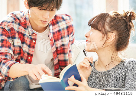 カップル　ライフスタイル 49431119