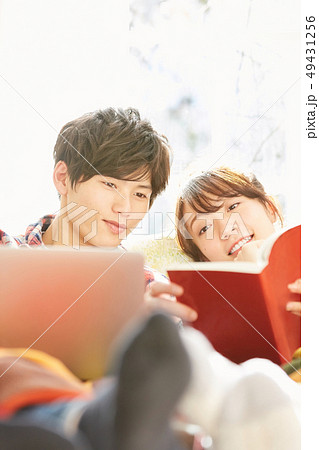 カップル　ライフスタイル 49431256