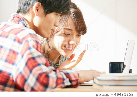 カップル　ライフスタイル 49431258