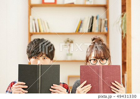 カップル　ライフスタイル　読書 49431330