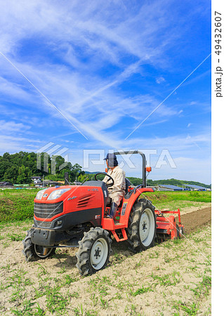 トラクタで農作業する農夫 49432607