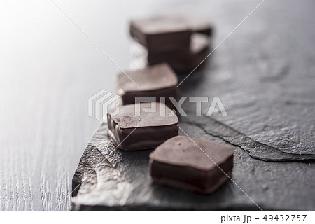 チョコとカカオ豆 49432757