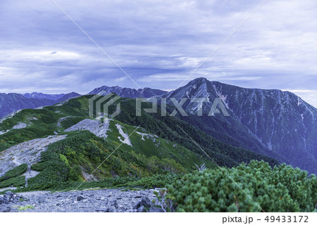 常念岳と登山道 49433172