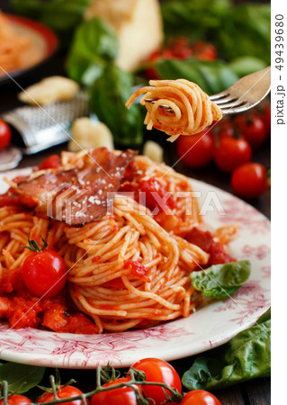 Spaghetti alla amatriciana 49439680