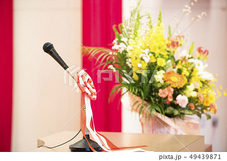卒業式 会場(演台 マイク 壇上花) 卒業式 会場(演台 マイク 壇上花) 49439871