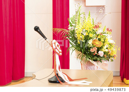 卒業式 会場(演台 マイク 壇上花) 卒業式 会場(演台 マイク 壇上花) 49439873
