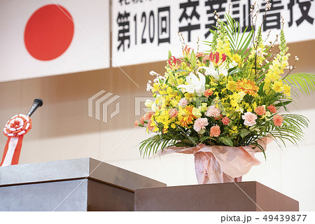 卒業式 会場 演台 マイク 壇上花 の写真素材