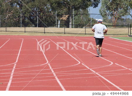 ジョギングをする人 49444966
