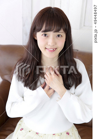 若い女性　ヘアスタイル 49448497