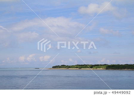 船から見た竹富島　沖縄観光 49449092