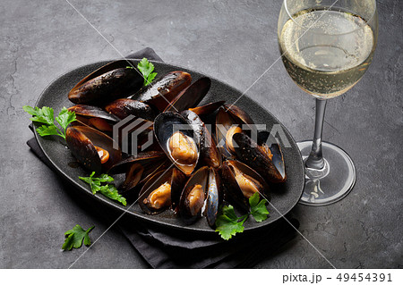Delicious mussels with tomato sauce and parsley Delicious mussels with tomato sauce and parsley 49454391
