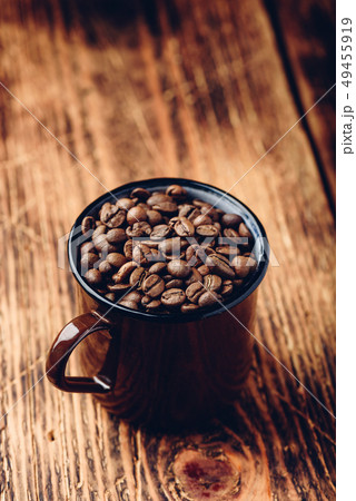 Mug full of roasted coffee beans 49455919