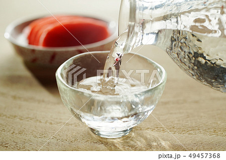 注がれる日本酒と漬物 49457368