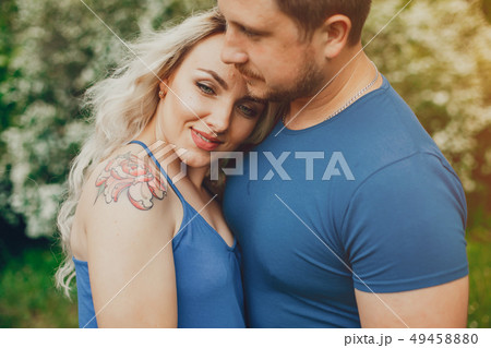 Beautiful couple spend time in a summer park 49458880