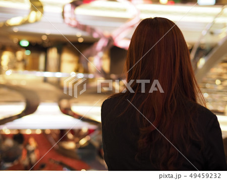 クルーズ船内 女性 後ろ姿 クルーズ船内 女性 後ろ姿 49459232