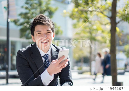 ビジネス　男性　新入社員　就活　爽やか　春　笑顔　スマホ　携帯 49461074