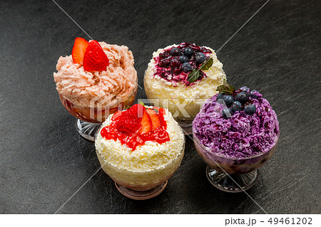 アジアのかき氷　Shaved ice that Asian fruit 49461202