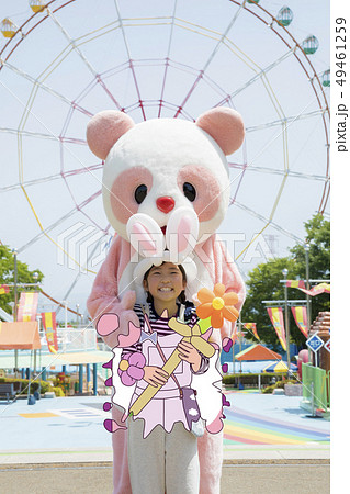 遊園地で風船を持って着ぐるみと並ぶ子供 イラスト合成の写真素材