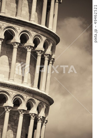 Leaning tower Pisa closeup 49462521