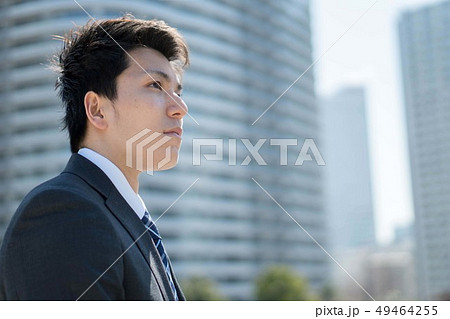 ビジネス　男性　新入社員　就活　爽やか　春　笑顔　嬉しい 49464255