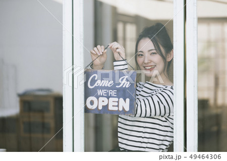 女性　働く　笑顔 49464306